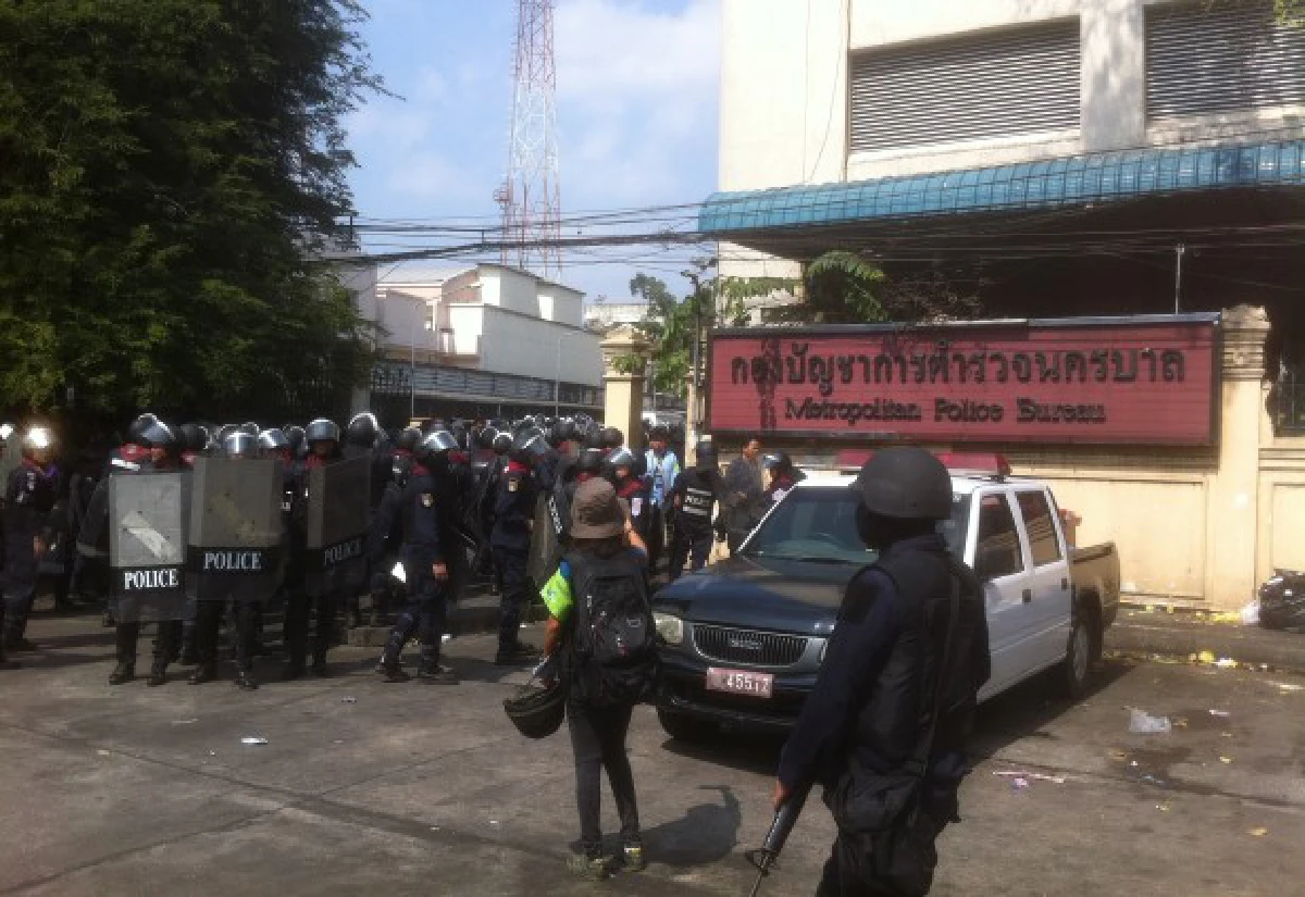 สุเทพนำมวลชนกลับปทุมวันชี้ตร.ใช้อาวุธกับม็อบ