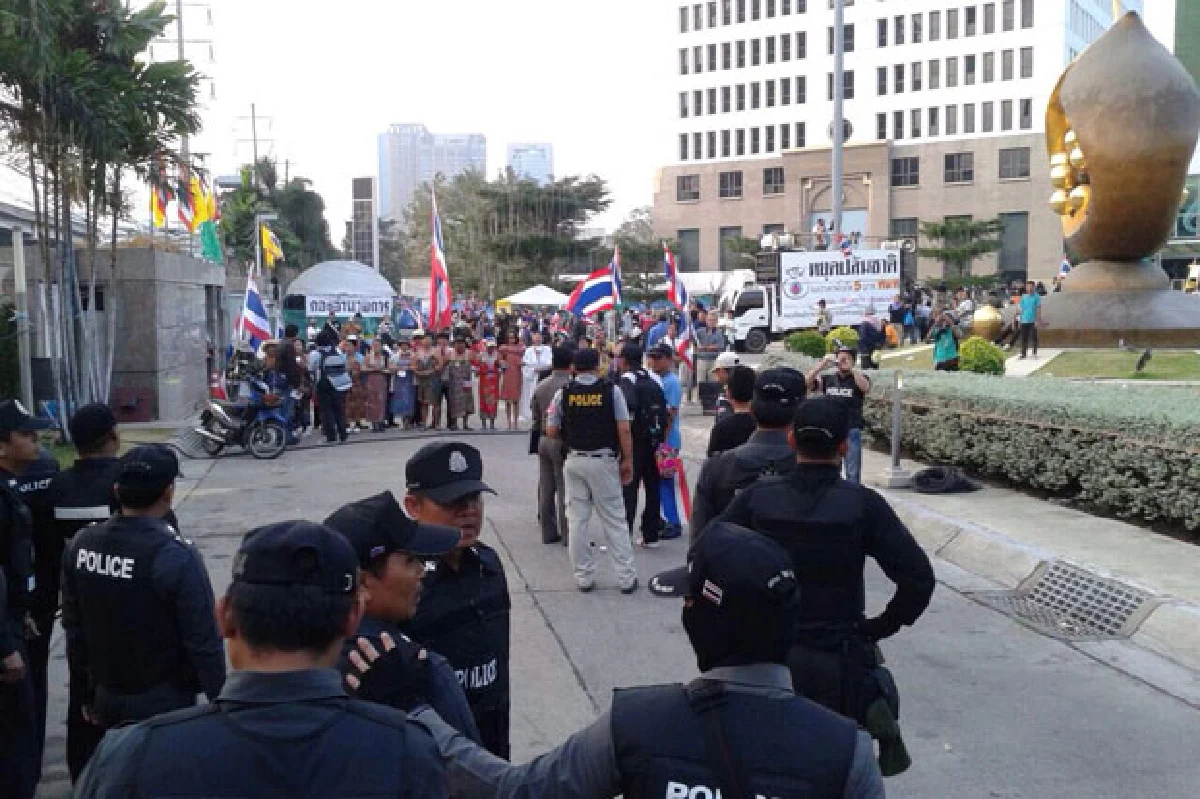 5 killed as violence stalls police operation to retake 5 rally sites