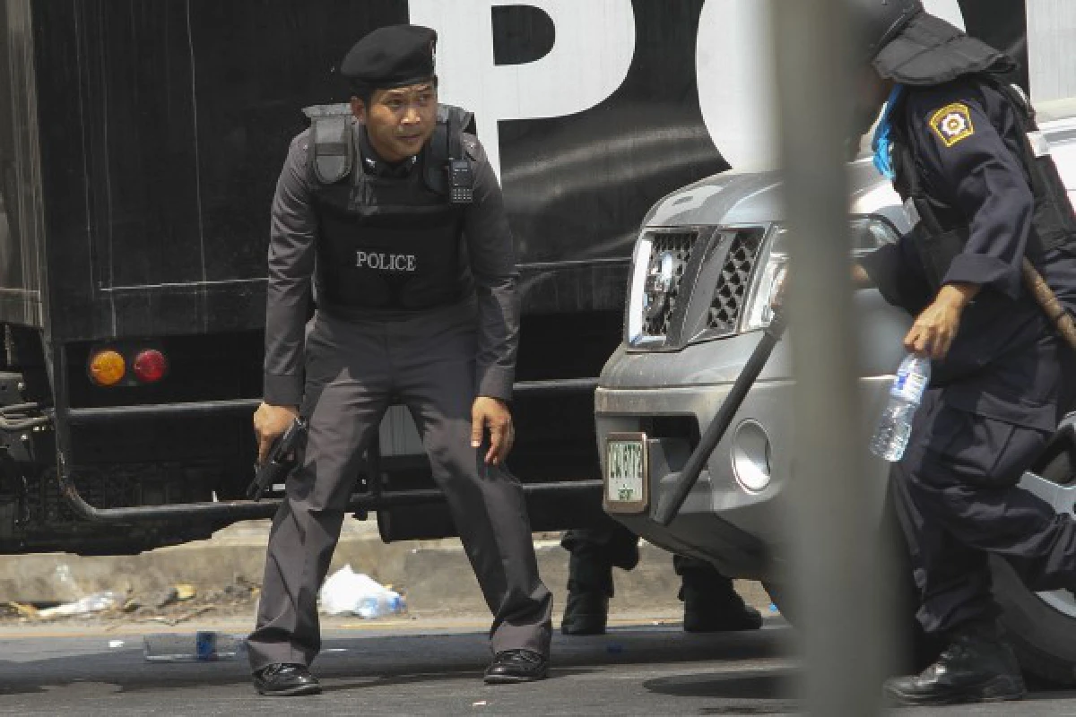 เผยภาพชุดตร.พร้อมปืนM16ในเหตุปะทะผ่านฟ้า