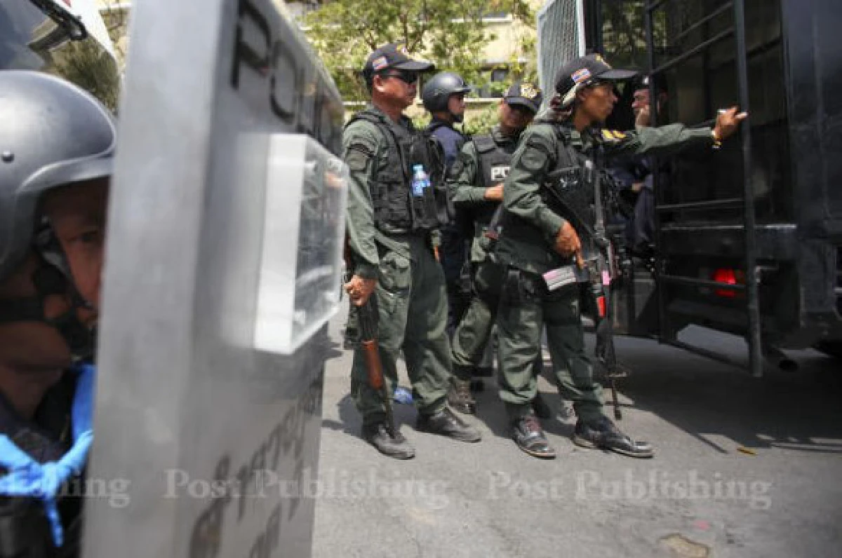 เผยภาพชุดตร.พร้อมปืนM16ในเหตุปะทะผ่านฟ้า