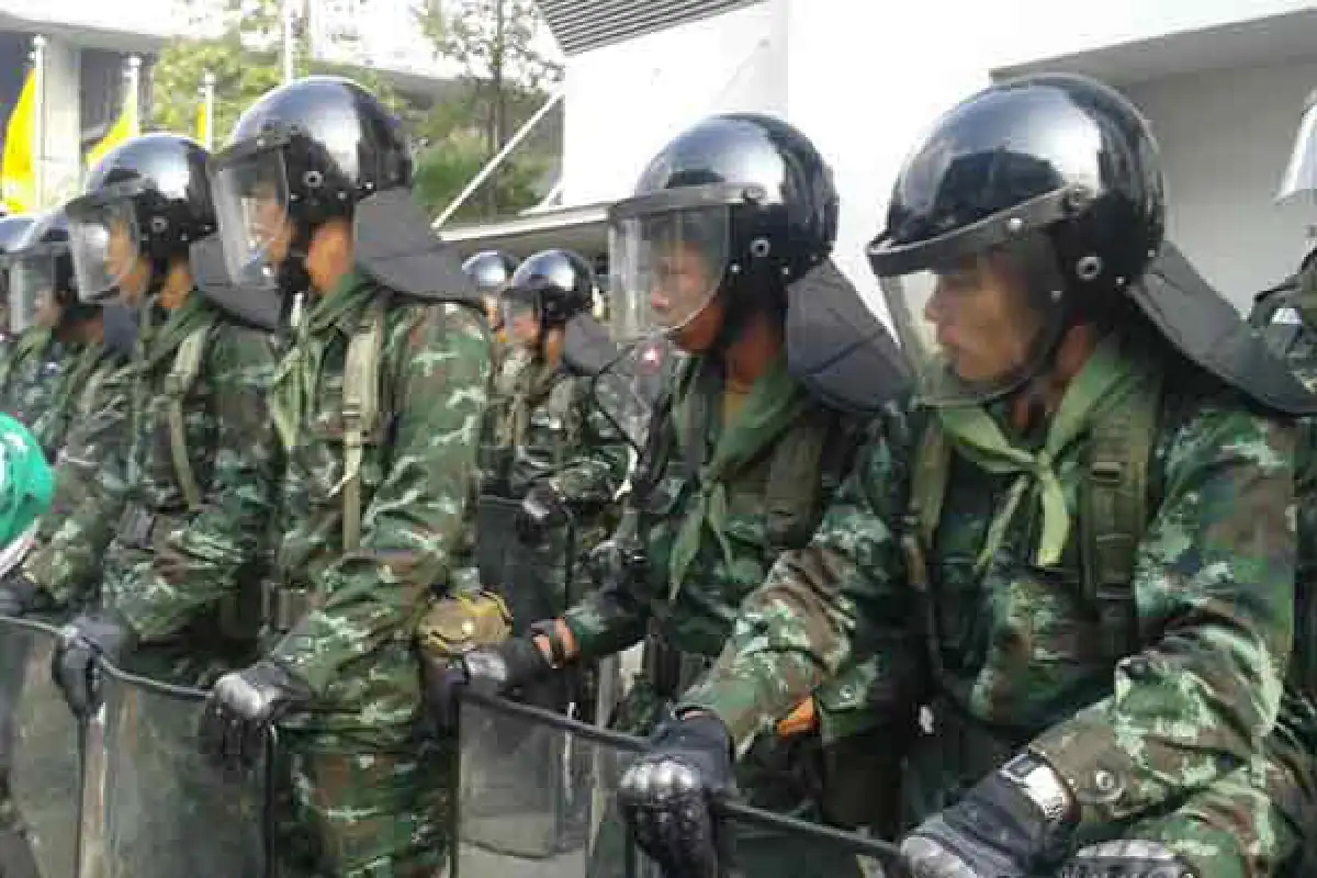 มวลชนจี้ทหารหยุดรับใช้รัฐบาลยิ่งลักษณ์