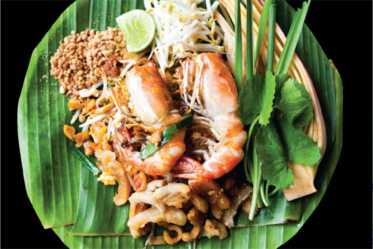 ผัดไทยใบตองเจ๊ตาหอมจากเตา