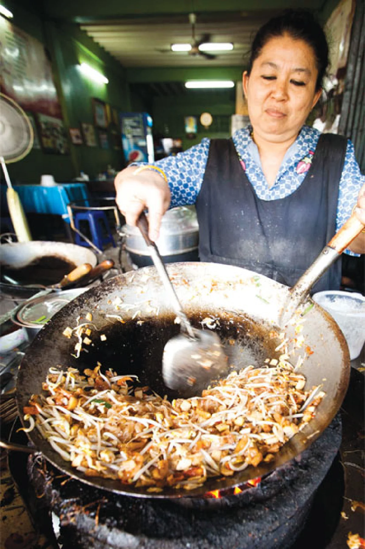 ผัดไทยใบตองเจ๊ตาหอมจากเตา