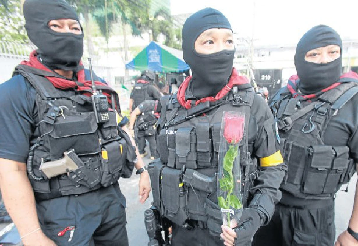 ชุดดำโผล่กลางกรุงตร.แท้-ตร.เทียม?