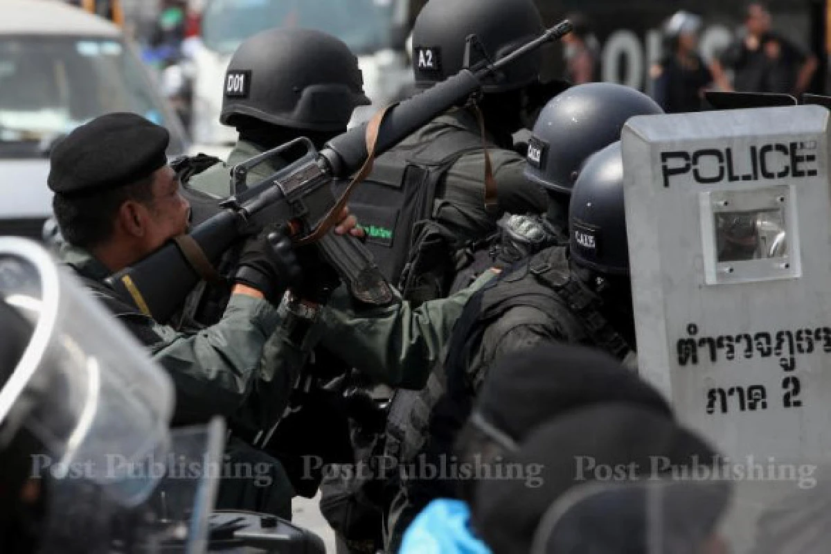 เผยภาพชุดตร.พร้อมปืนM16ในเหตุปะทะผ่านฟ้า