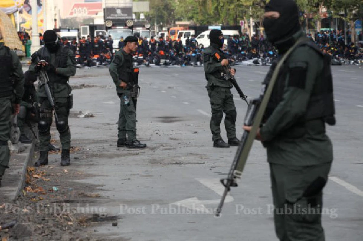 เผยภาพชุดตร.พร้อมปืนM16ในเหตุปะทะผ่านฟ้า