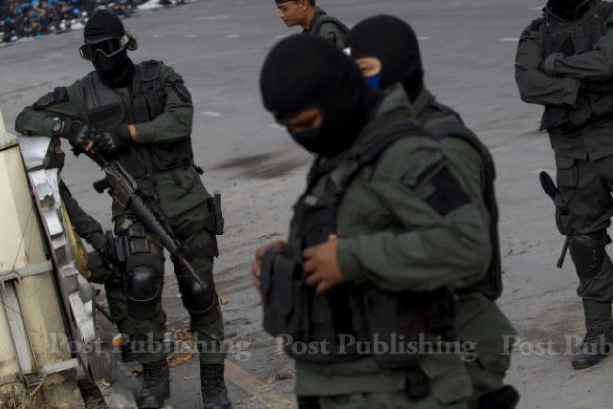 เผยภาพชุดตร.พร้อมปืนM16ในเหตุปะทะผ่านฟ้า