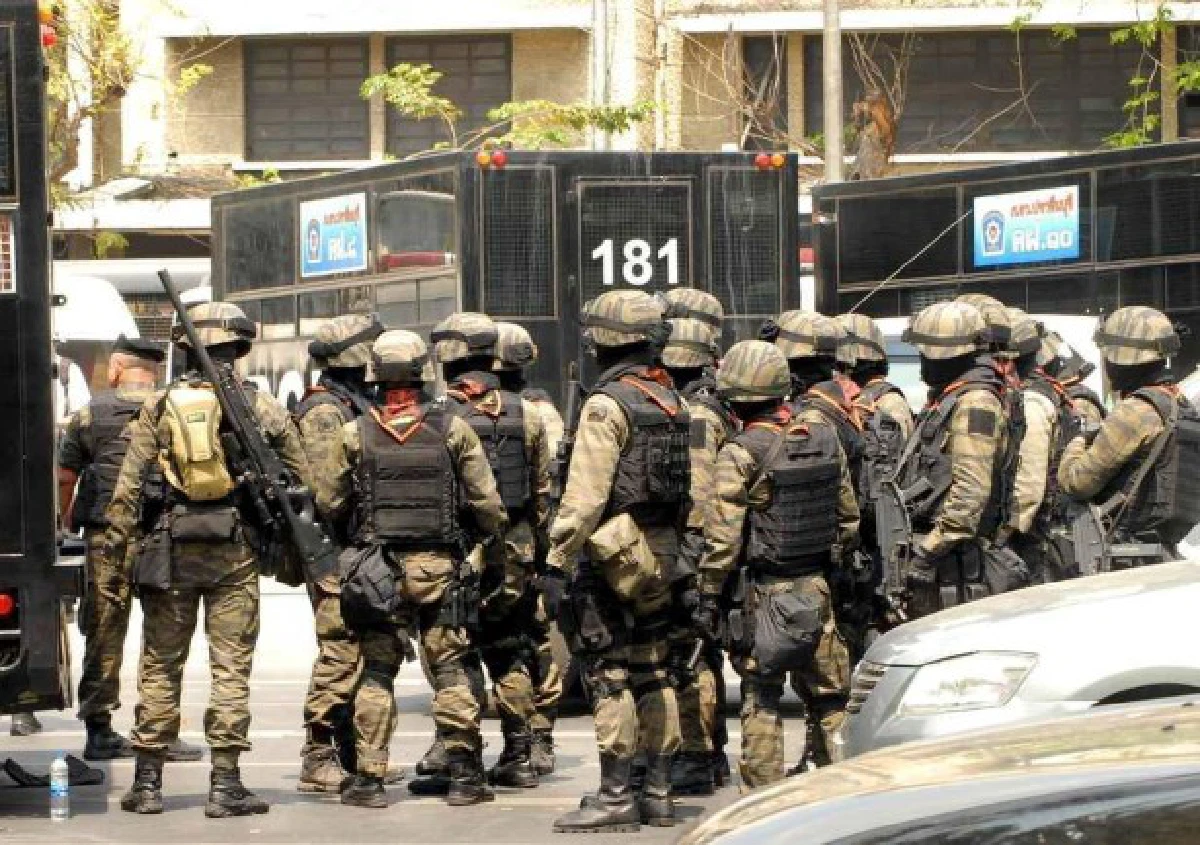 เผยภาพชุดตร.พร้อมปืนM16ในเหตุปะทะผ่านฟ้า