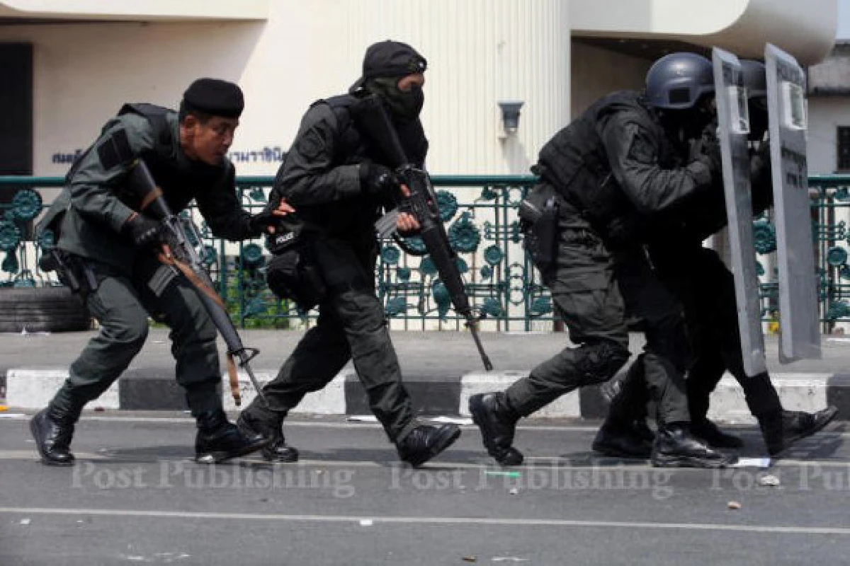 เผยภาพชุดตร.พร้อมปืนM16ในเหตุปะทะผ่านฟ้า