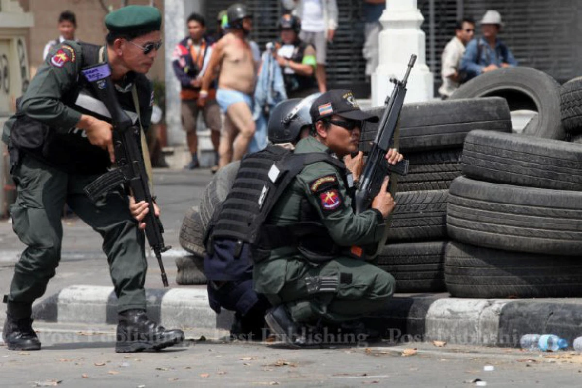 เผยภาพชุดตร.พร้อมปืนM16ในเหตุปะทะผ่านฟ้า