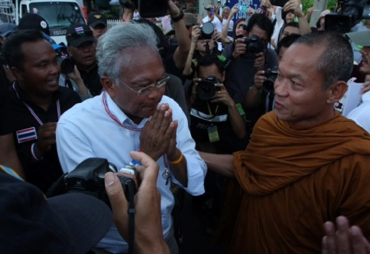 สุเทพนำมวลชนล้อมศรส.เฉลิมลั่นห้ามบุก