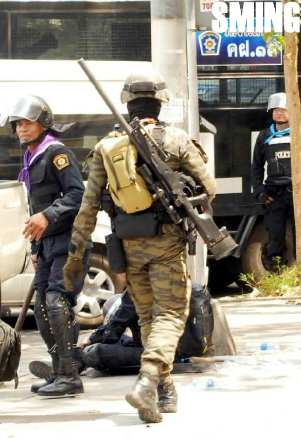 เผยภาพชุดตร.พร้อมปืนM16ในเหตุปะทะผ่านฟ้า