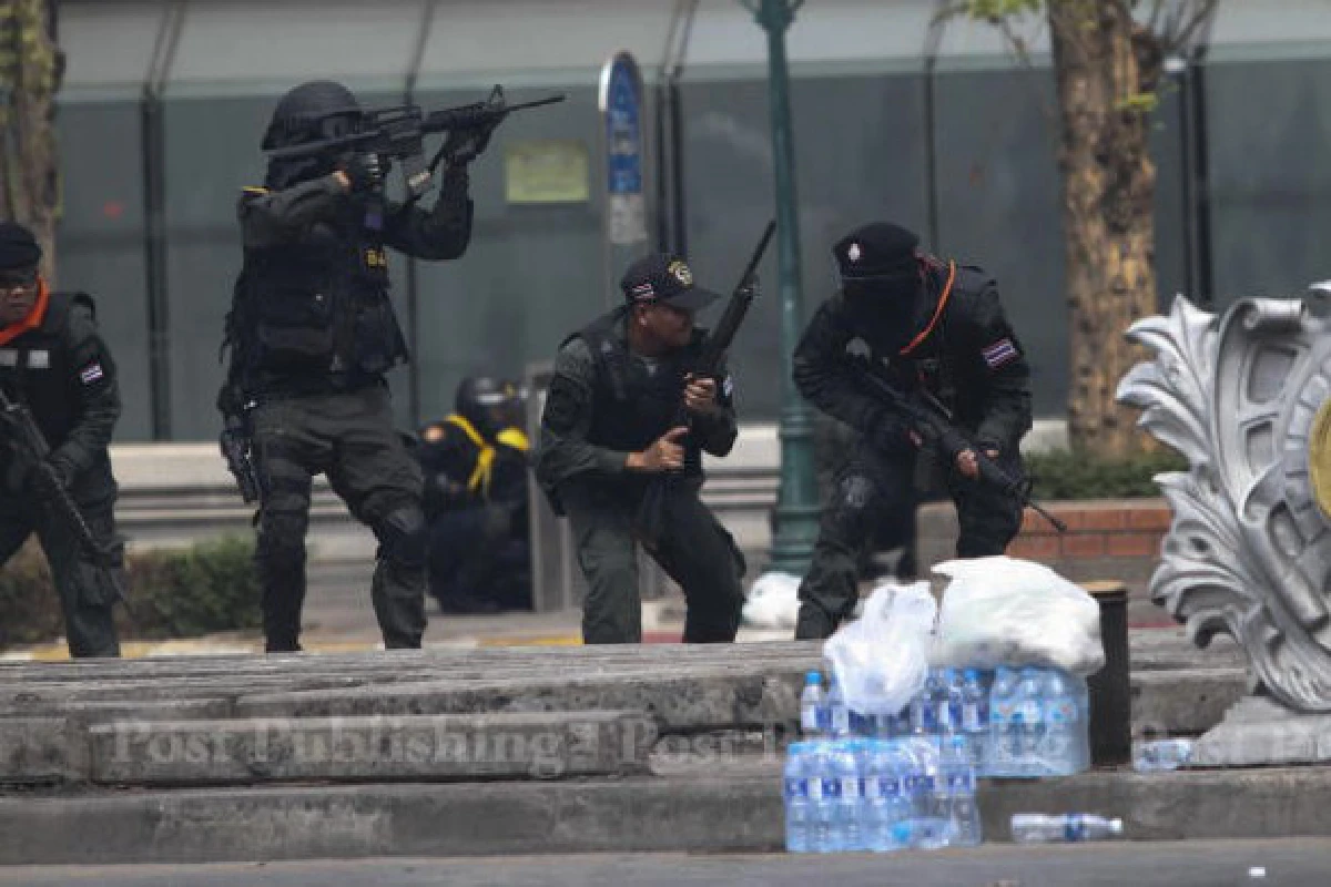 เผยภาพชุดตร.พร้อมปืนM16ในเหตุปะทะผ่านฟ้า