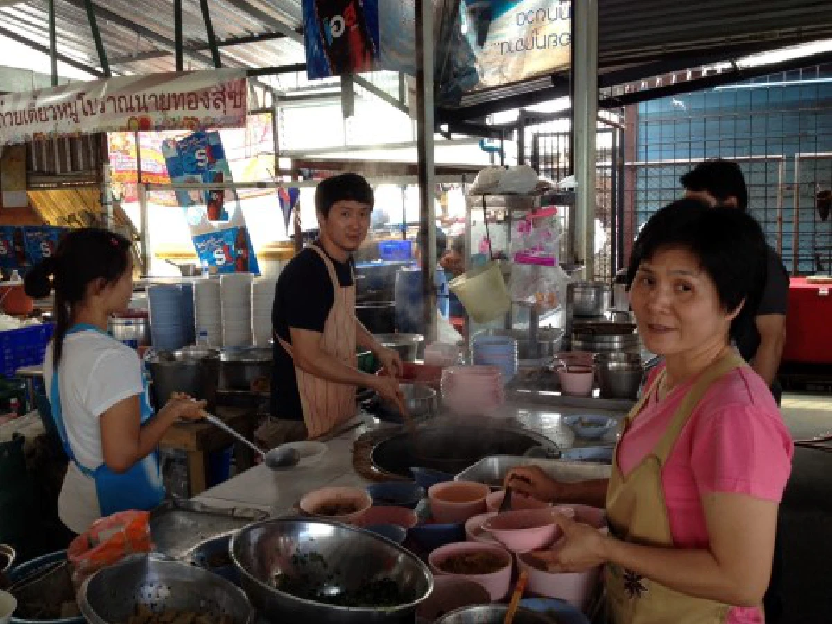 "อัมพร โพธิ์ศรี"แม่ค้าก๋วยเตี๋ยวถวายสมเด็จพระเทพฯ