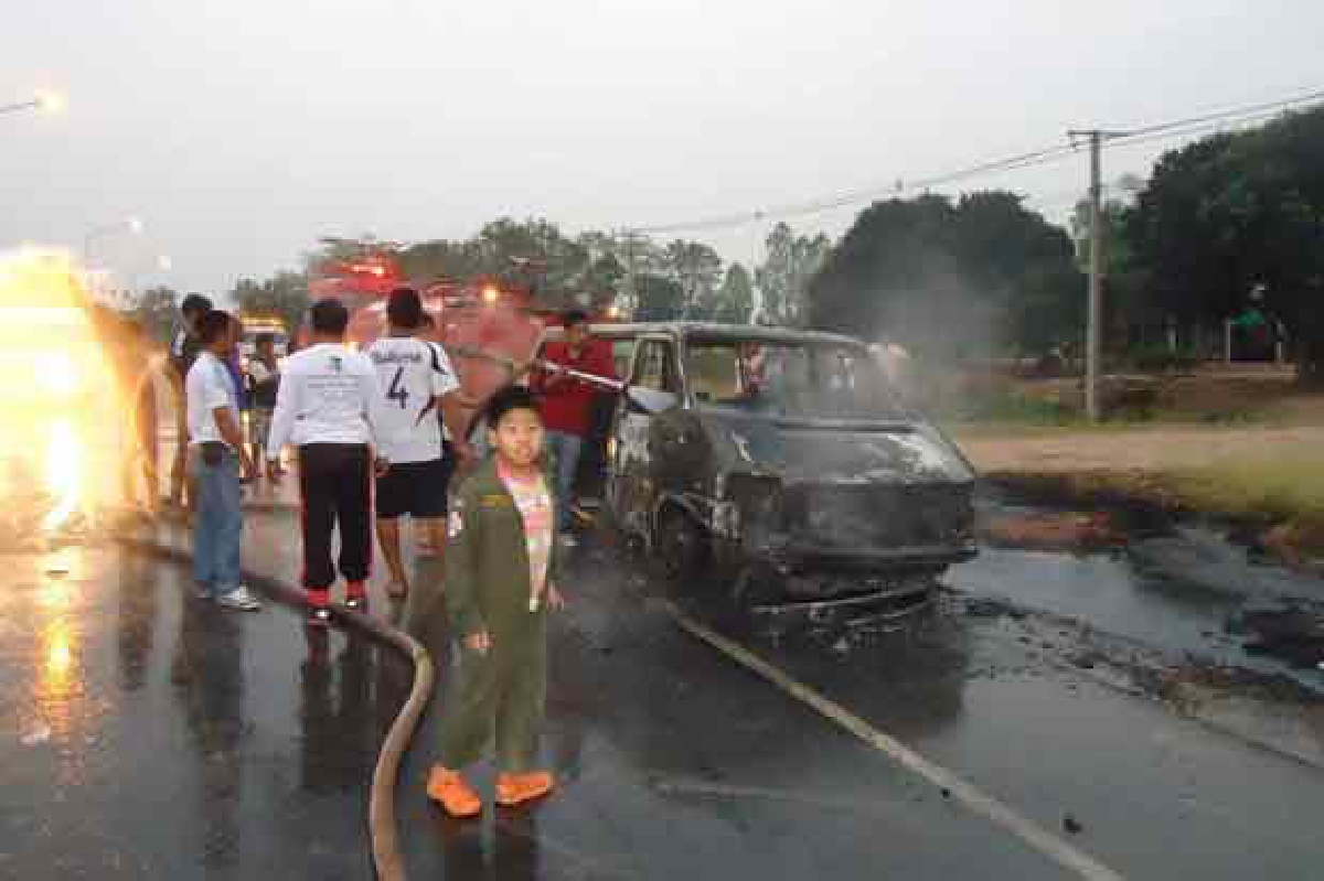 ไฟไหม้รถตู้ติดก๊าซวอดทั้งคัน ไฟไหม้รถตู้ติดก๊าซวอดทั้งคัน