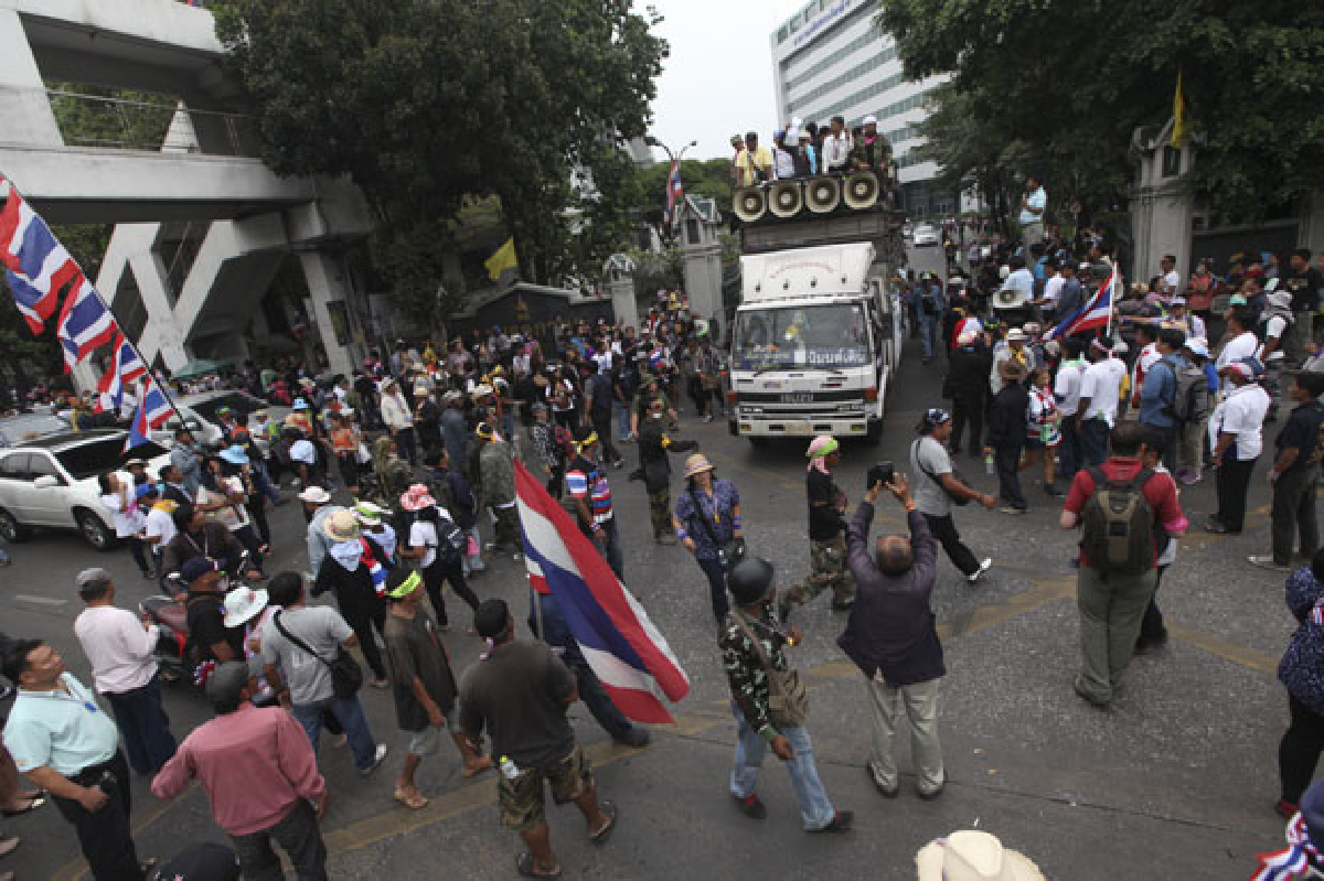 กปปส.บุกกรมศุลฯสกัด"โต้ง"ทำงาน กปปส.บุกกรมศุลฯสกัด"โต้ง"ทำงาน