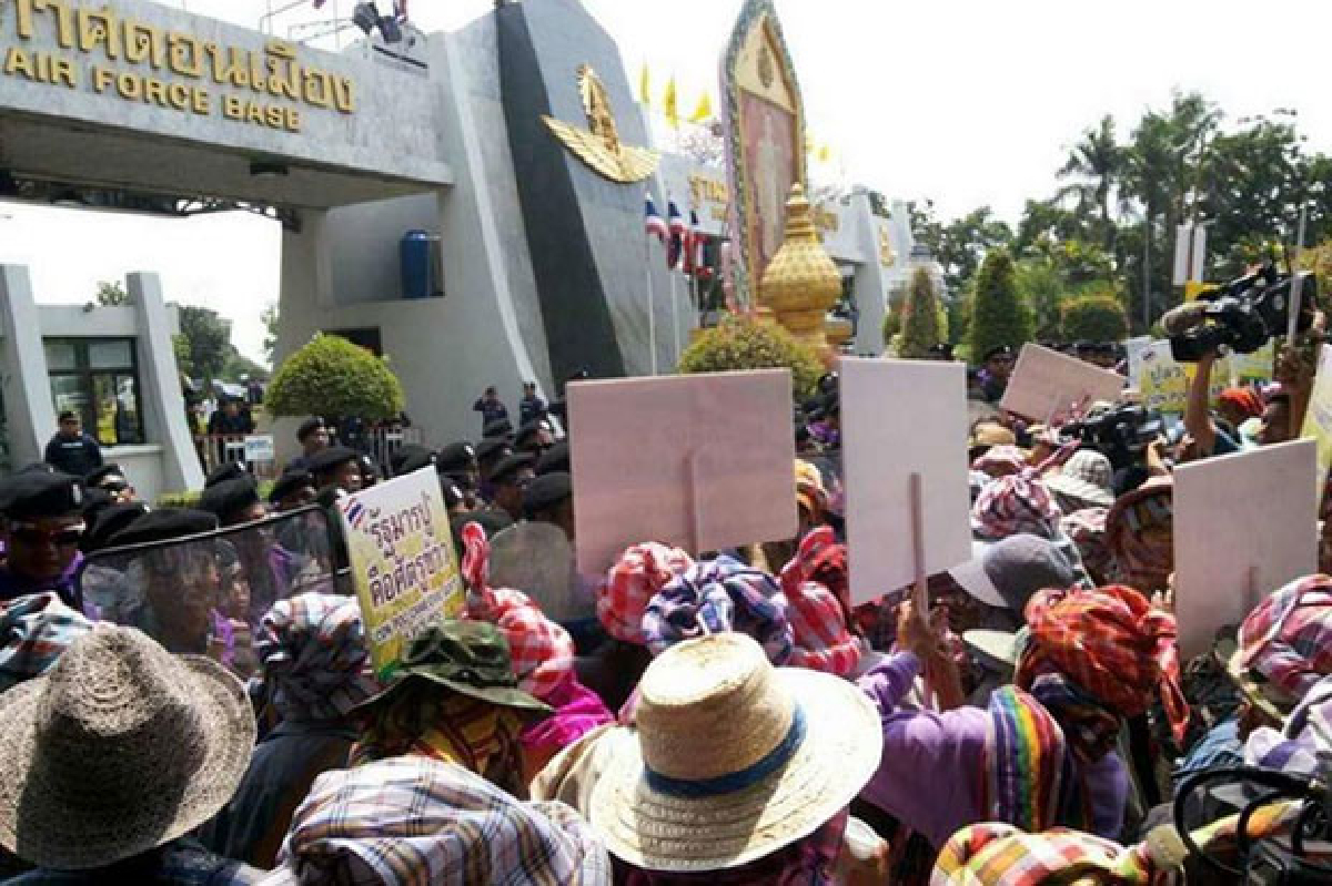ชาวนาบุกทอ.ทวงหนี้ข้าวปะทะจนท. ชาวนาบุกทอ.ทวงหนี้ข้าวปะทะจนท.