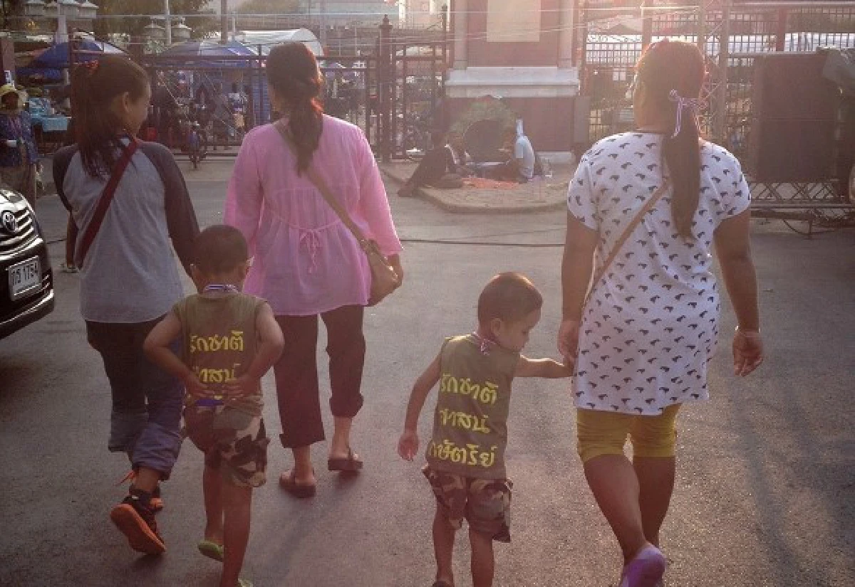 เสียงสะท้อนพ่อแม่เมื่อต้องพาลูกไปม็อบ