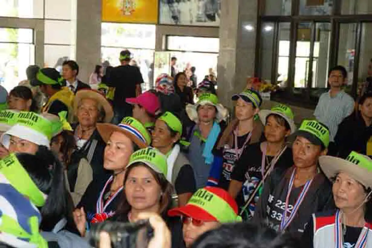 อิสสระนำติดป้ายไม่เอารัฐบาลโกงบนยอดตึก