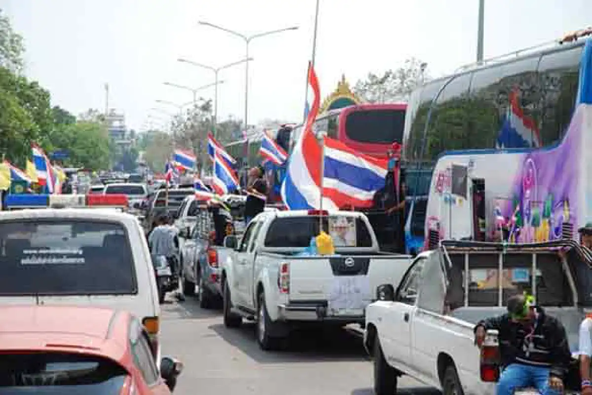 อิสสระนำติดป้ายไม่เอารัฐบาลโกงบนยอดตึก