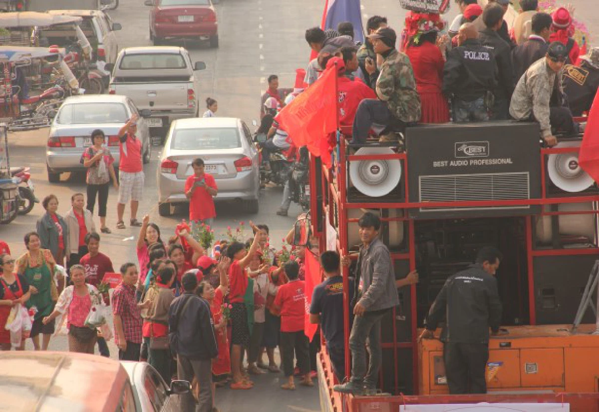 ธิดานำนปช.เคลื่อนขบวนจากอุดรฯไปกาฬสินธุ์