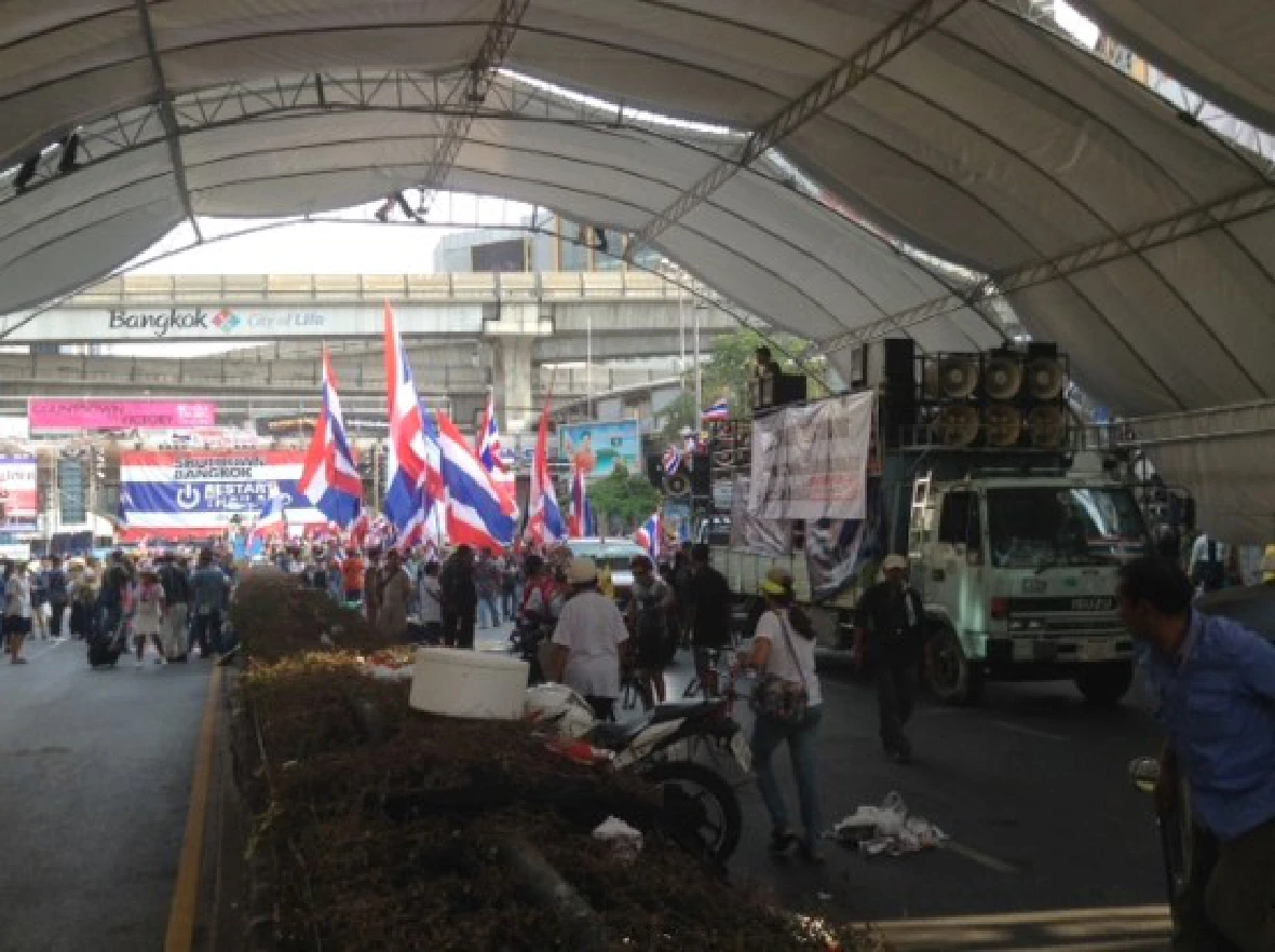 กปปส.รื้อเวทีปทุมวันเคลื่อนสมทบสวนลุมฯ
