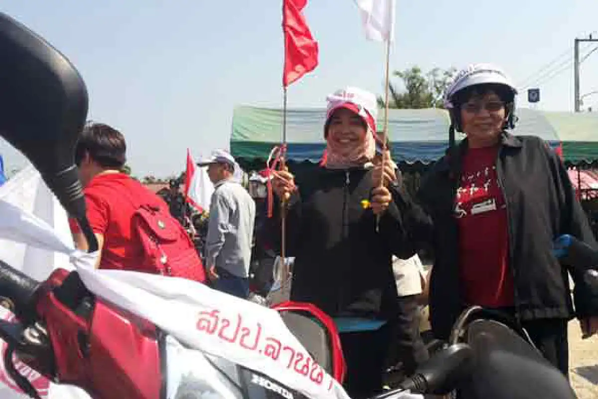 แดงโพกผ้าสปป.ลานนารับยิ่งลักษณ์