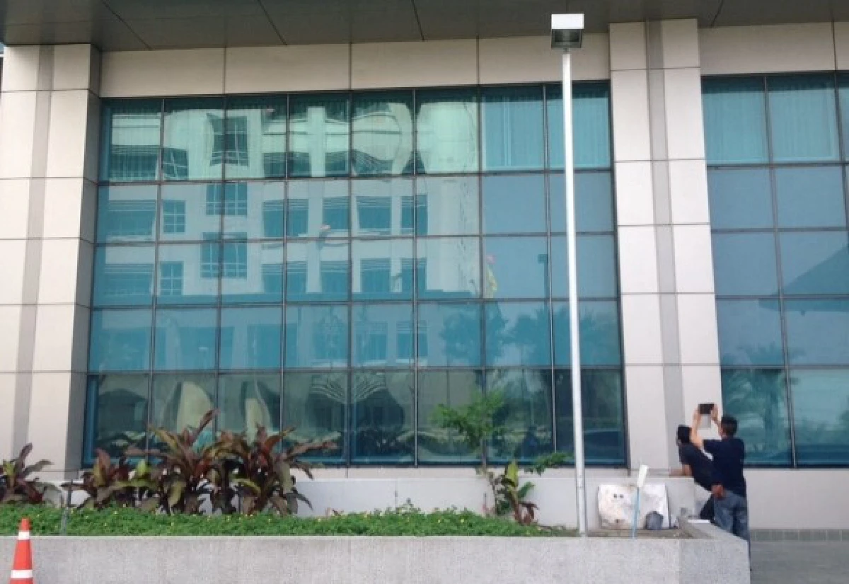 พบรอยคล้ายกระสุนยิงใส่ศาลรัฐธรรมนูญ