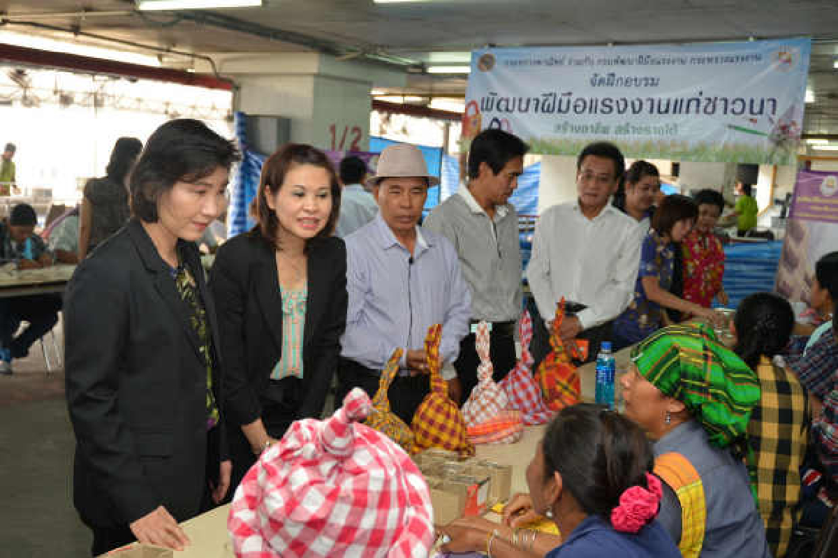 พาณิชย์ฝึกอาชีพเสริมให้ชาวนาที่มาชุมนุม พาณิชย์ฝึกอาชีพเสริมให้ชาวนาที่มาชุมนุม