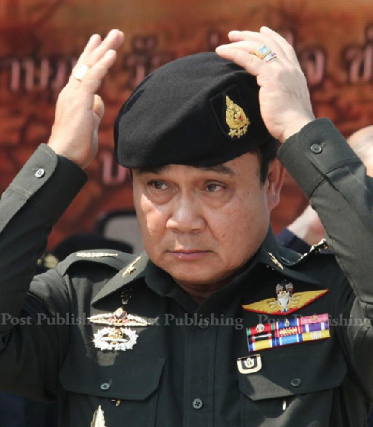Yingluck wants Prayuth to arrange talks