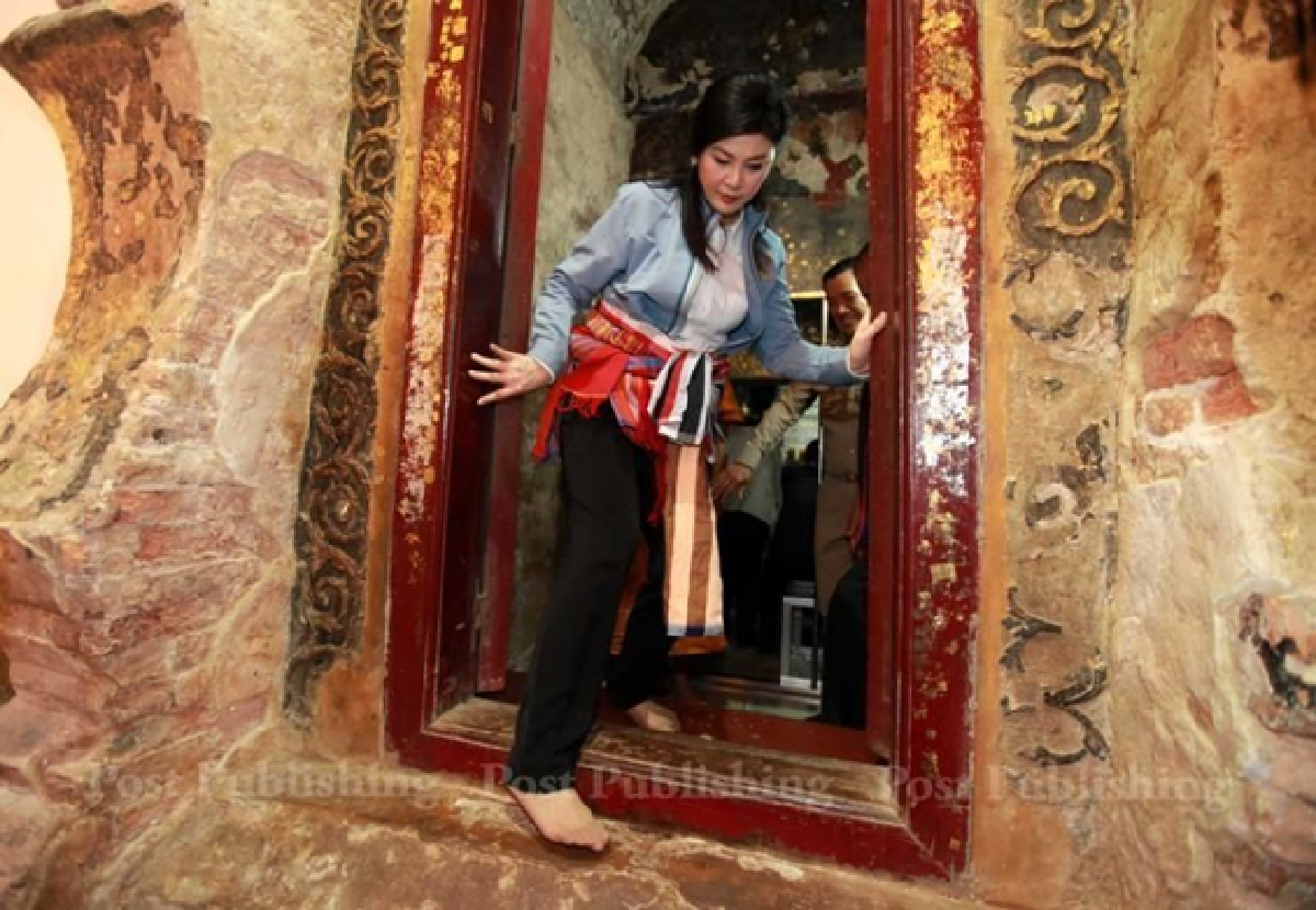 Yingluck wants Prayuth to arrange talks