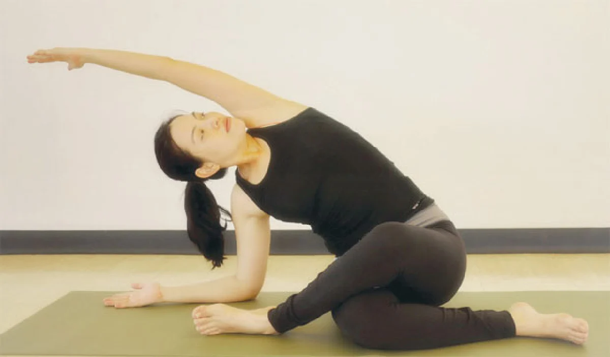ท่านั่งวีราสนะเอียงด้านข้าง (Side Bend Virasana)