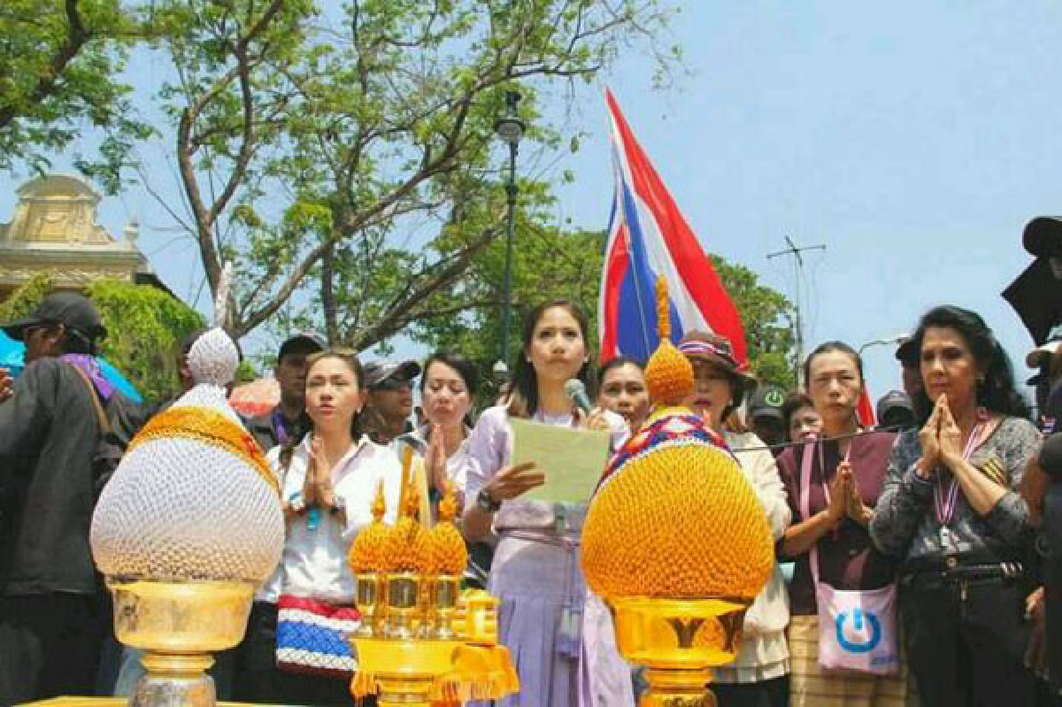 " จิตภัสร์"นำมวลชนไปปฏิญาณตนที่วัดพระแก้ว " จิตภัสร์"นำมวลชนไปปฏิญาณตนที่วัดพระแก้ว