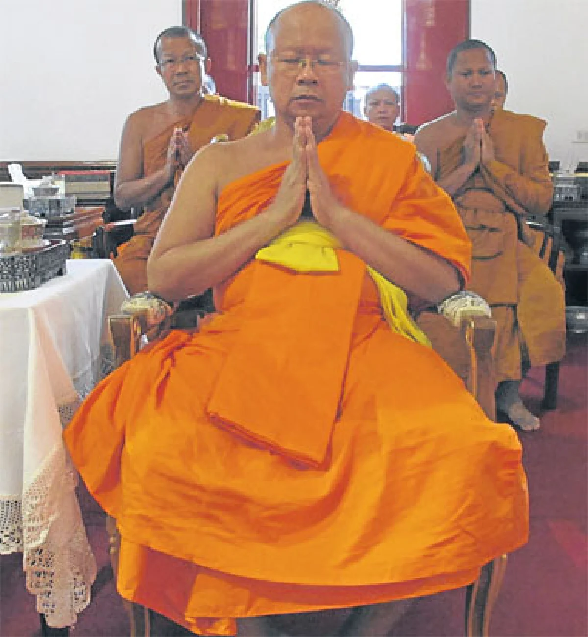 สมเด็จเกี่ยวให้เก็บอัฐิไว้ใกล้ (พระอัฐิ) สมเด็จพระสังฆราช (อยู่)