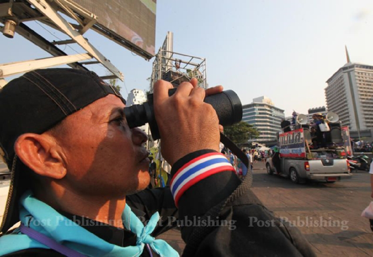 A PDRC guard talks to the Bangkok Post