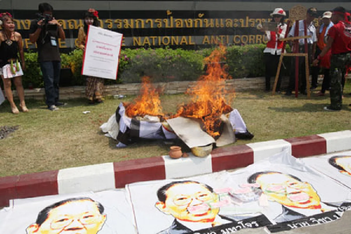 กวป.บุกปปช.เผาโลง-ปาอึรูป"วิชา"