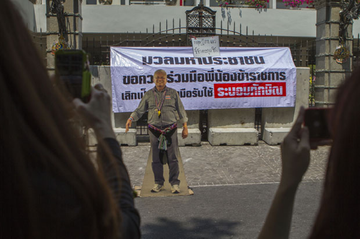 คปท.ขนแบริเออร์ปิดกฤษฎีกา คปท.ขนแบริเออร์ปิดกฤษฎีกา