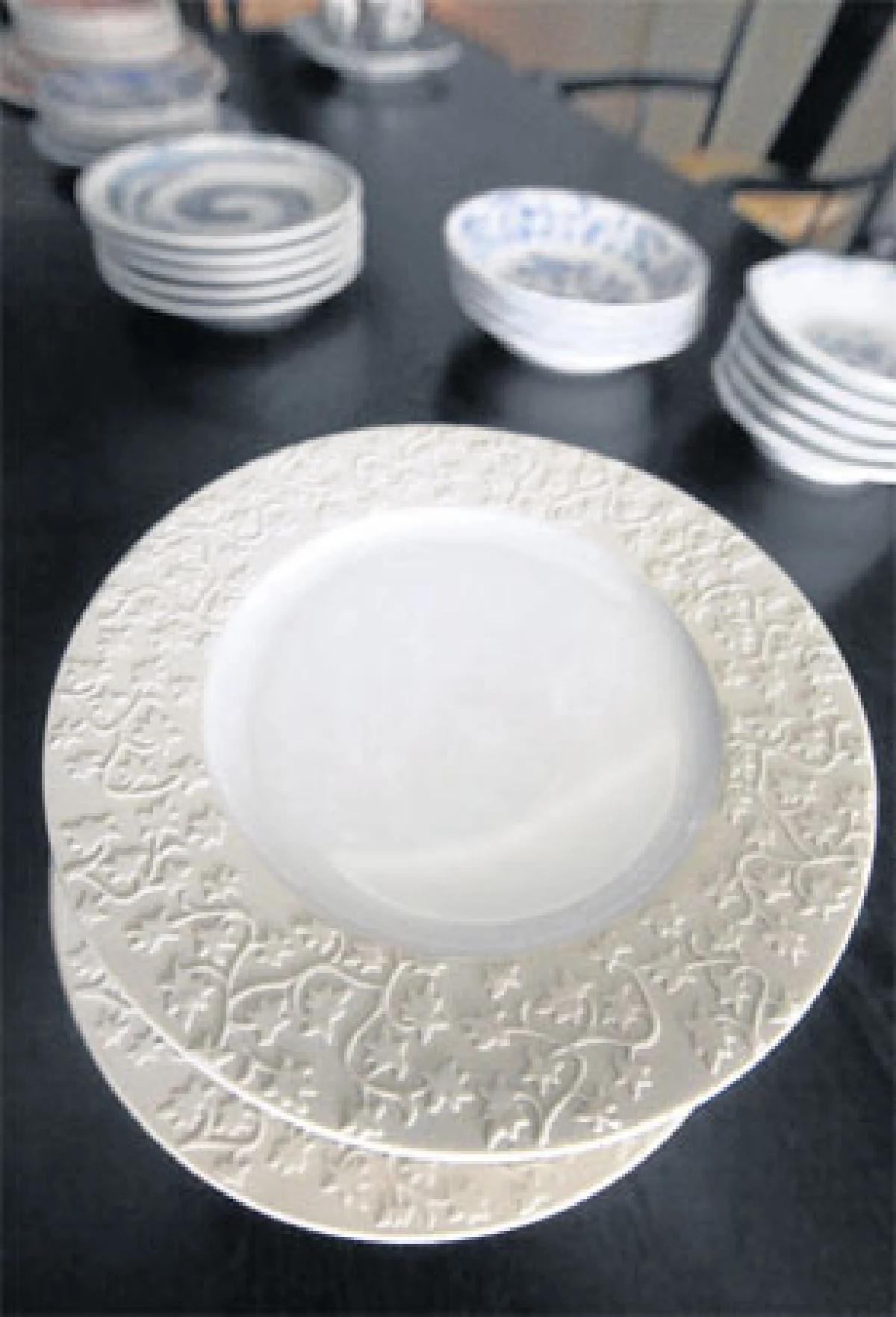 ‘จานโบราณ’ เฟอร์นิเจอร์ย้อนวันวานบนโต๊ะอาหาร