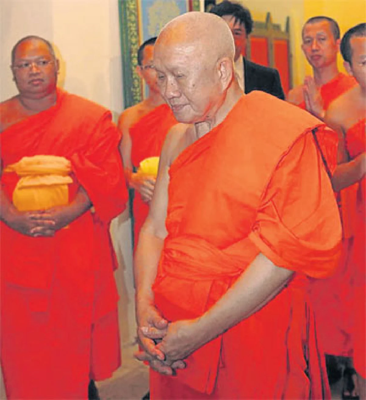 พระพรหมคุณาภรณ์ (ป.อ. ปยุตโต) เคารพศพสมเด็จเกี่ยว