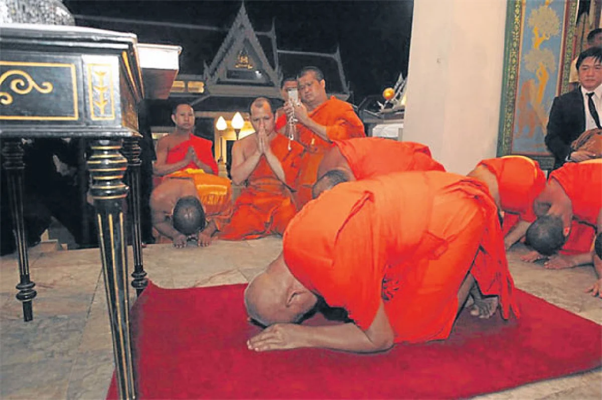 พระพรหมคุณาภรณ์ (ป.อ. ปยุตโต) เคารพศพสมเด็จเกี่ยว