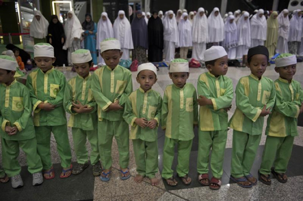 MH370: Search turns west ? "like going to the moon" (updated Monday)