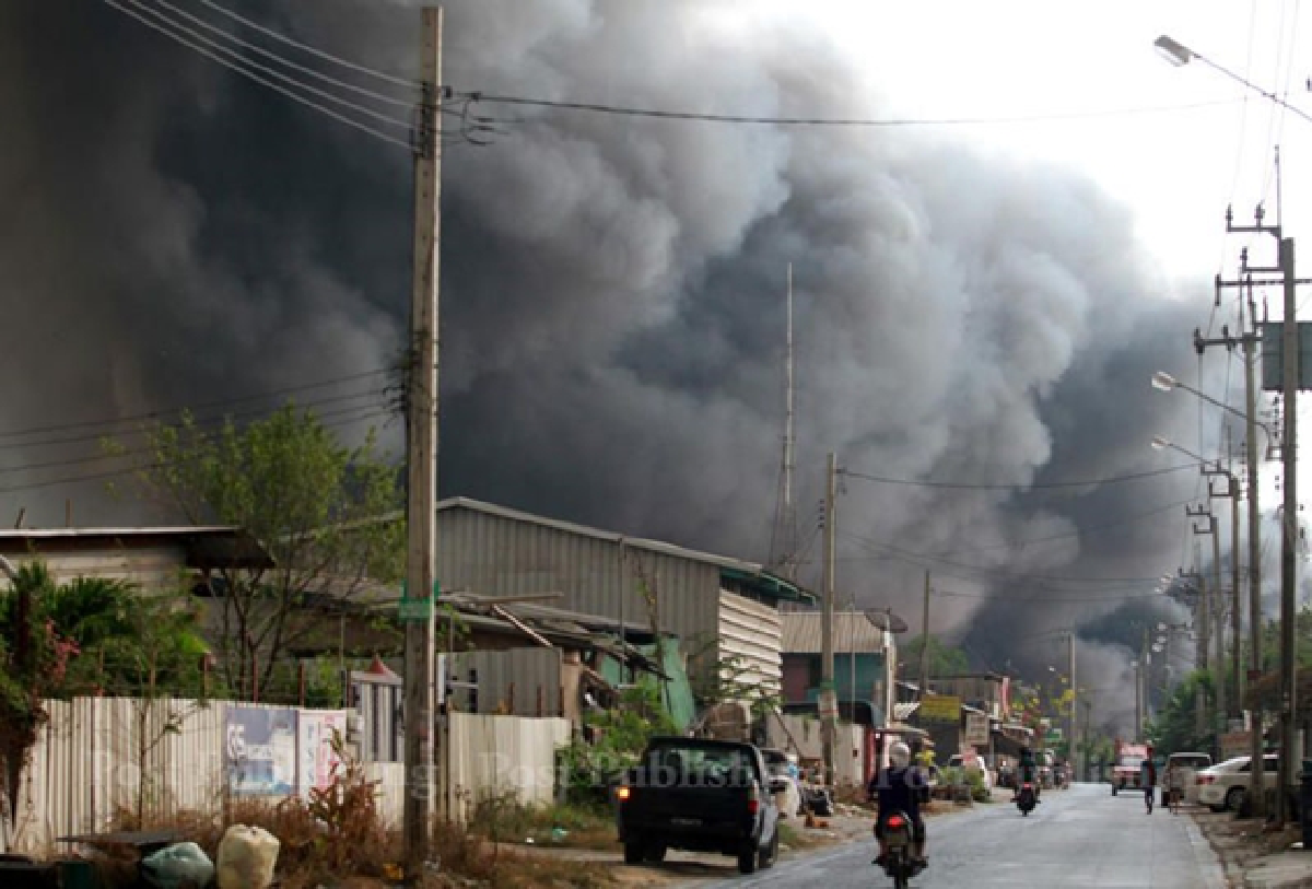 Dump fire lights Samut Prakan skies