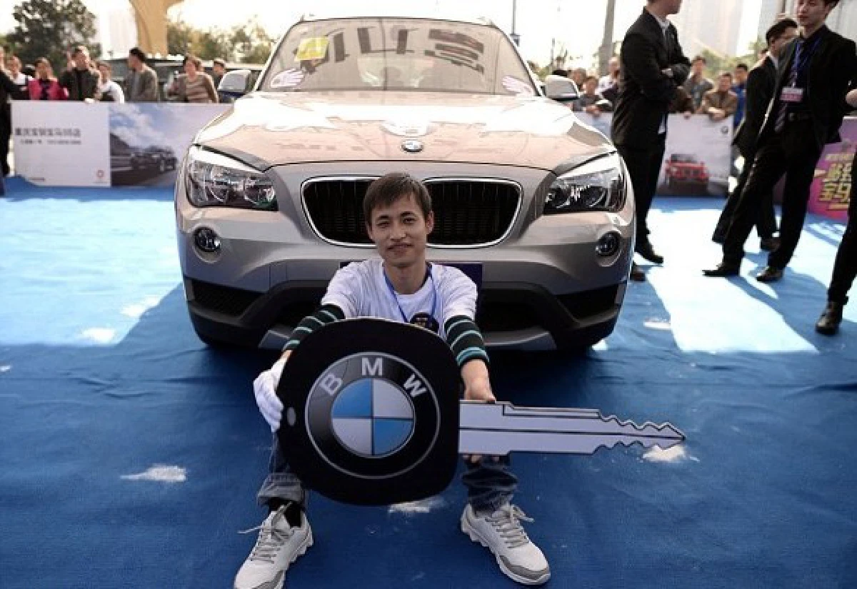 จีนจัดแข่งยืนกระต่ายขาเดียวชิงรถBMW