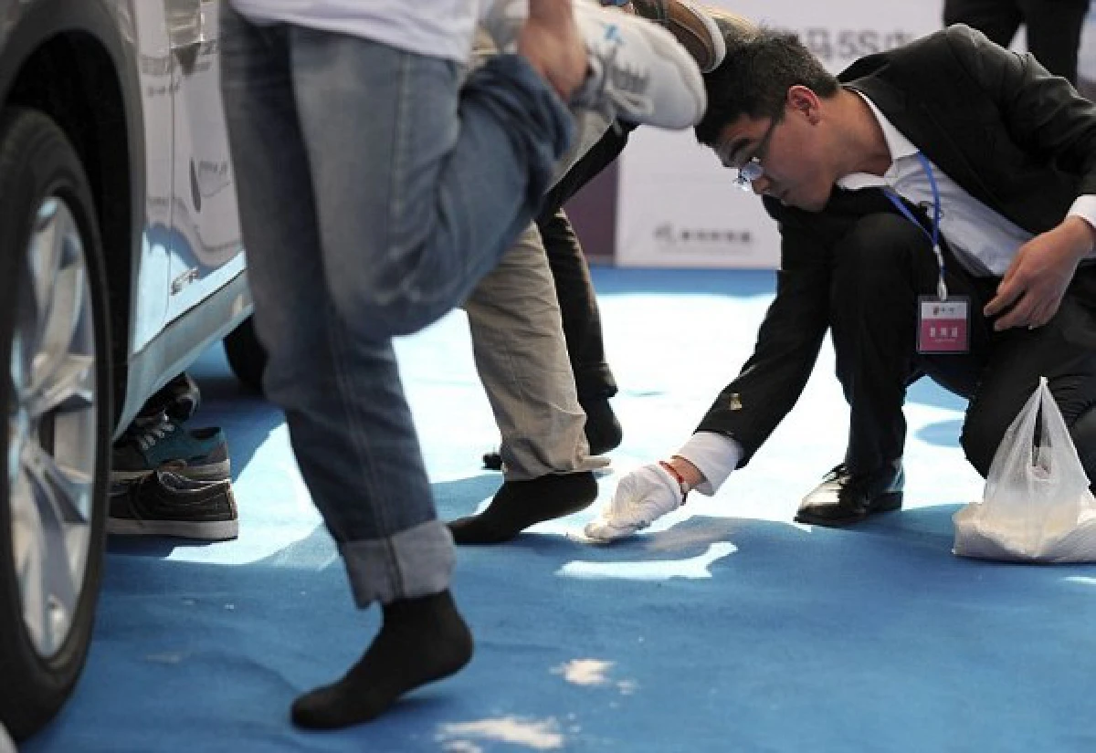 จีนจัดแข่งยืนกระต่ายขาเดียวชิงรถBMW