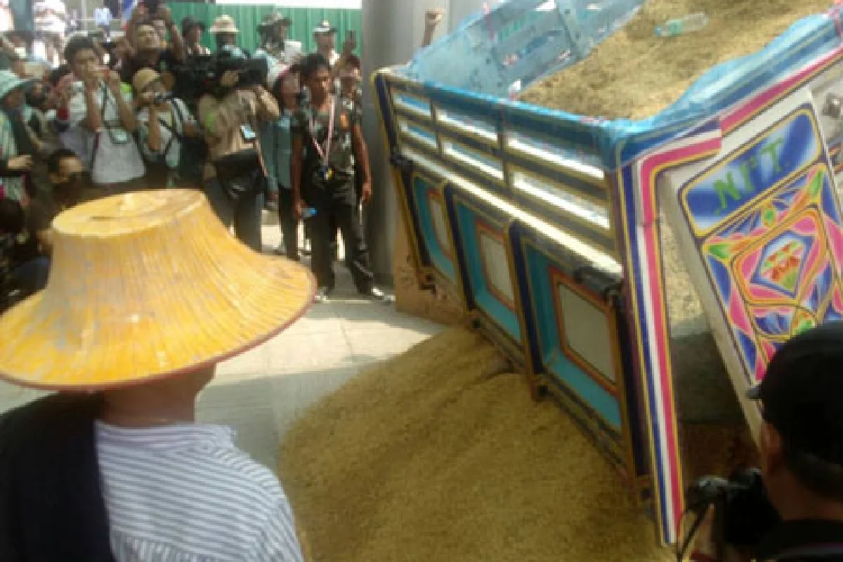 หลวงปู่นำชาวนาบุกขายข้าวให้กองสลาก