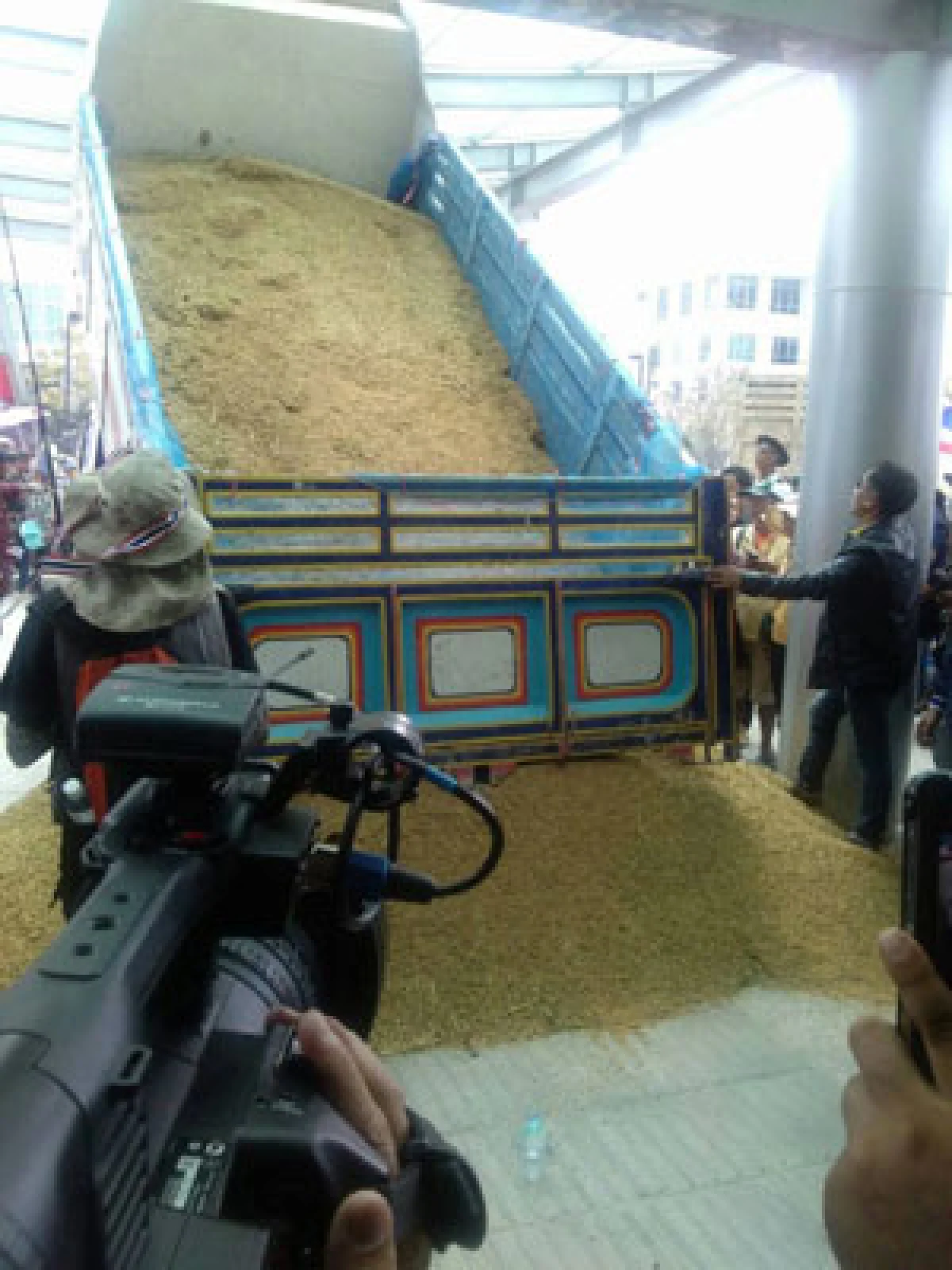 หลวงปู่นำชาวนาบุกขายข้าวให้กองสลาก