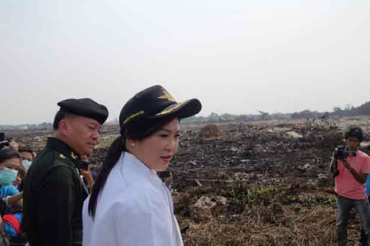 ยิ่งลักษณ์ตรวจไฟไหม้ขยะบางปู ยิ่งลักษณ์ตรวจไฟไหม้ขยะบางปู