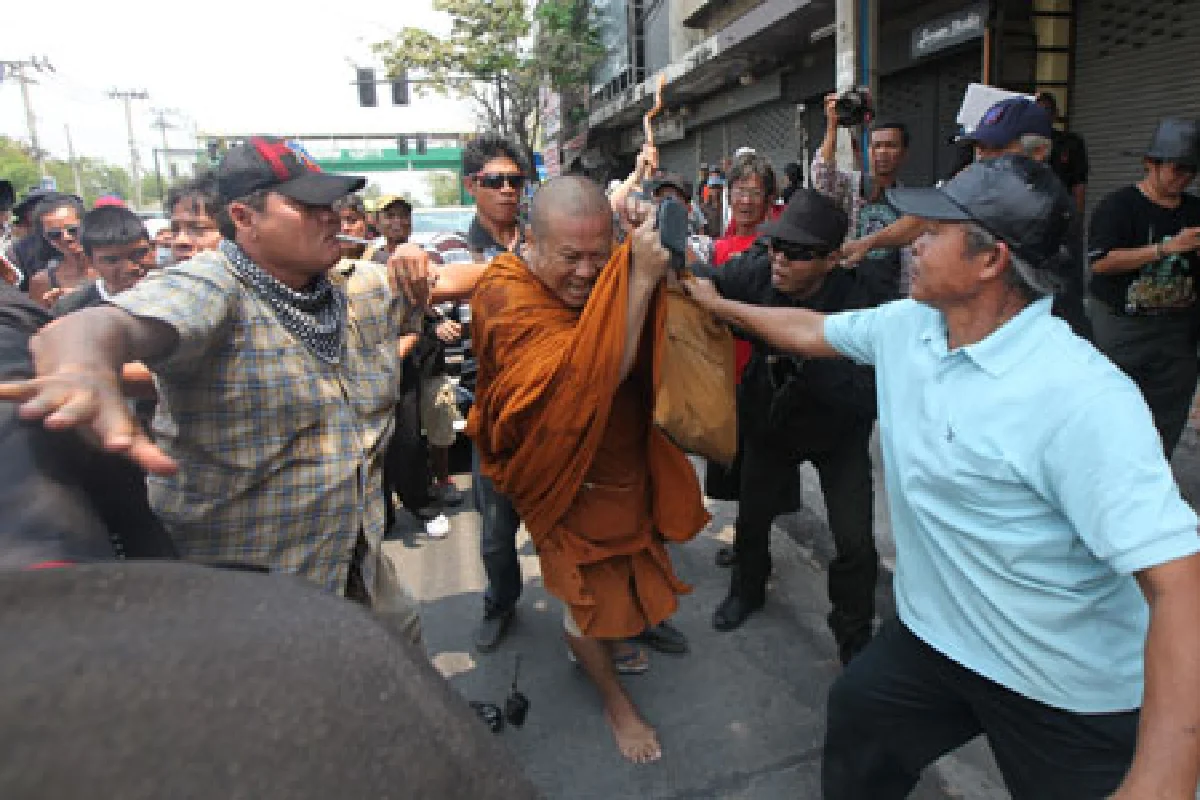 กวป.บุกไล่กปปส.ยึดพื้นที่หน้าปปช.-รุมยำพระอ่วม