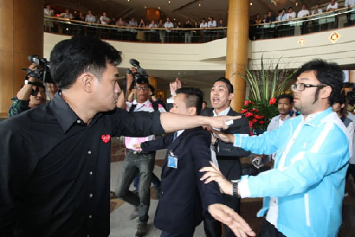 เอก อัตถากรบุกป่วนปชป.ประชุมใหญ่