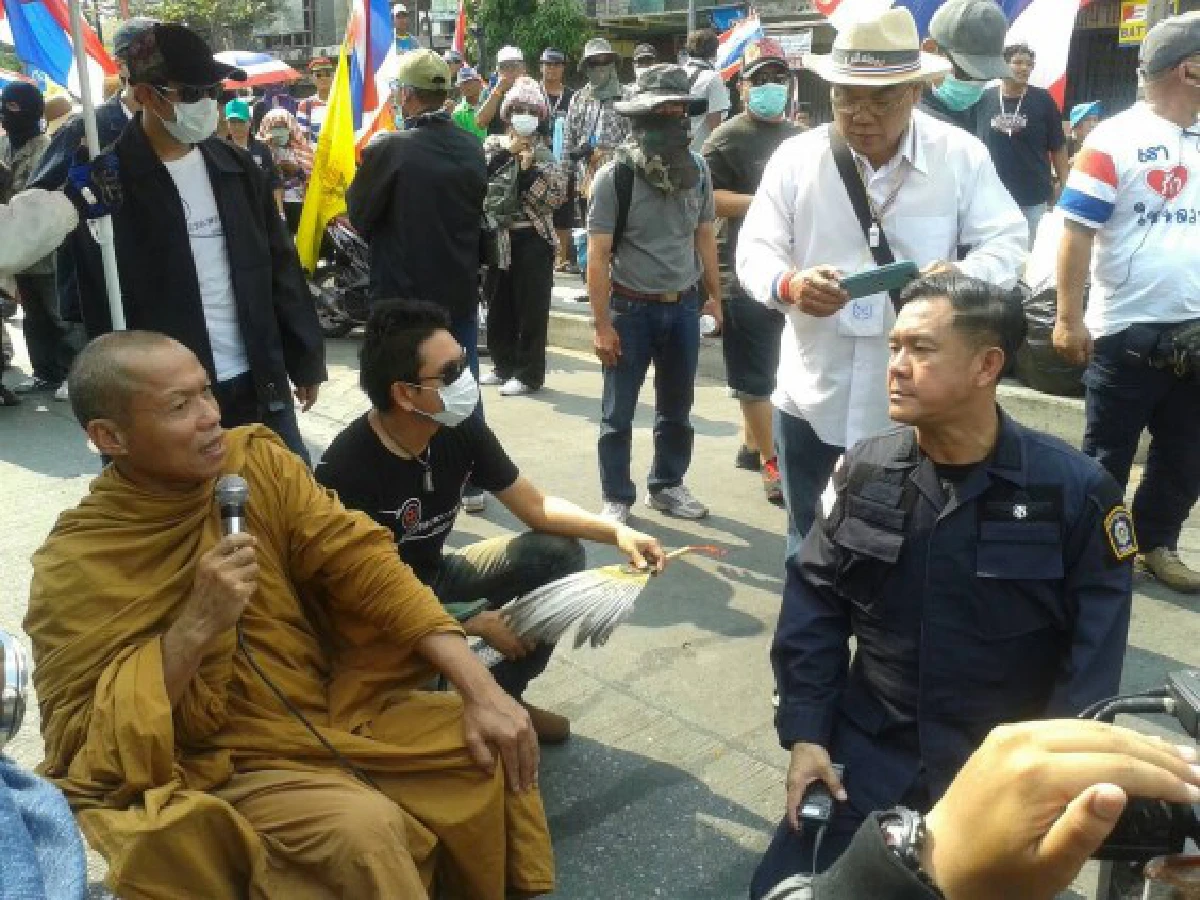 หลวงปู่นำมวลชนบุกรื้อเวทีกวป.หน้าปปช.